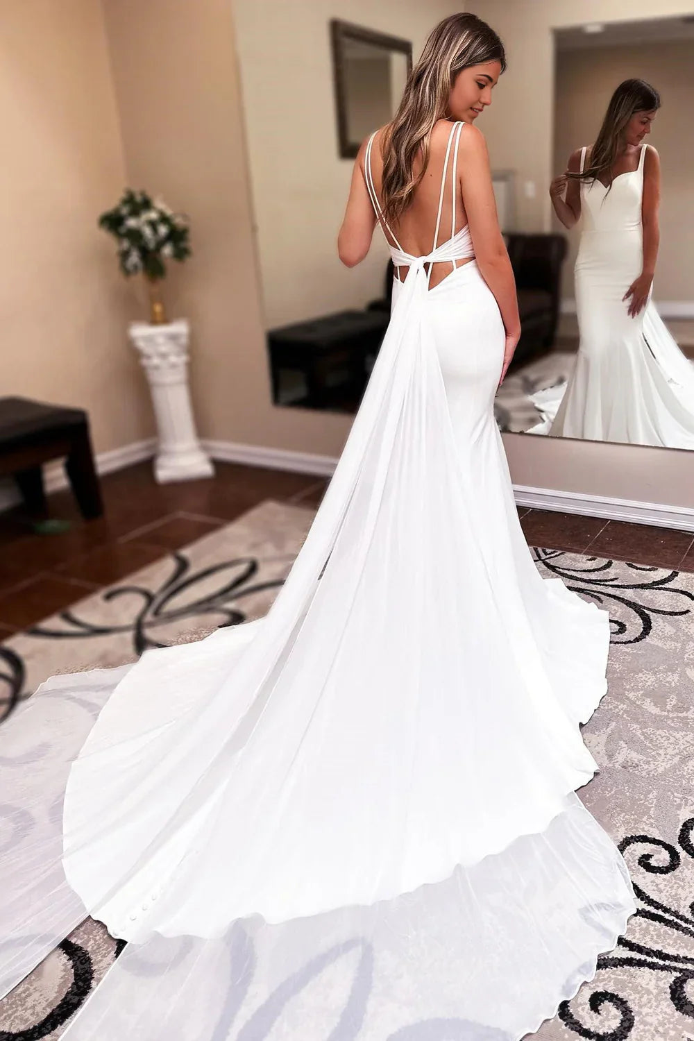 Vestido de novia largo de sirena con escote corazón, espalda descubierta y cola incorporada